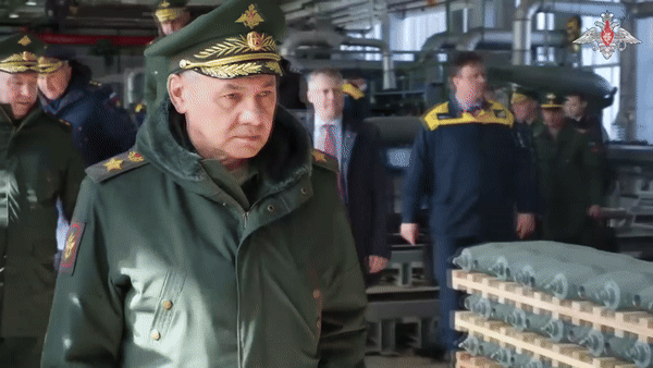 Chuyên gia này giải thích: "Những quả bom FAB-3000 này có thể phá hủy các cây cầu, một trong số đó là cây cầu bắc qua sông Dnieper do quân đội Ukraine dựng lên. Khi các công trình này bị đánh sập, tuyến đường tiếp tế giữa bộ chỉ huy tại Ukraine và quân đội ở phía đông khu vực này cũng sẽ bị cắt đứt". Theo Avia.