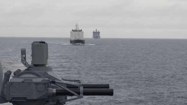 Khoảnh khắc chiến hạm Nga diễn tập chống ngầm gần bờ biển Anh 