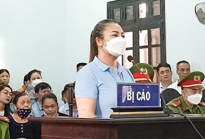 Đòi “hôn CSGT đến chết”, người phụ nữ lĩnh 20 tháng tù