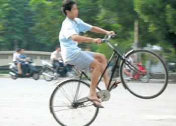 Video: “Thất kinh” với màn “bốc đầu” xe đạp như diễn xiếc của học sinh