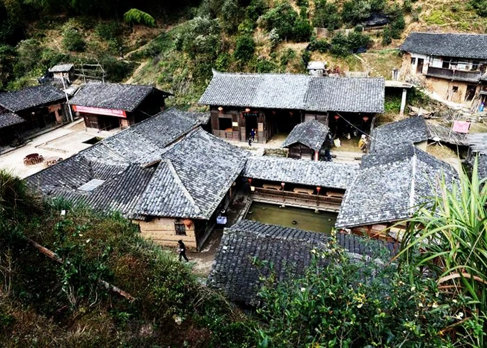 Kỳ lạ ngôi làng giữa ao tù nước đọng 100 năm không có muỗi