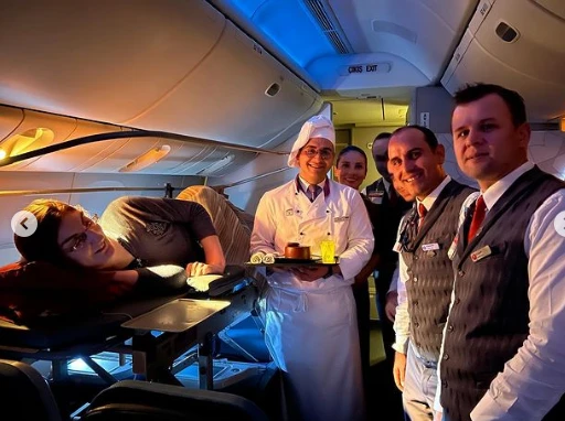 Lần đầu đi máy bay của cô gái cao nhất thế giới