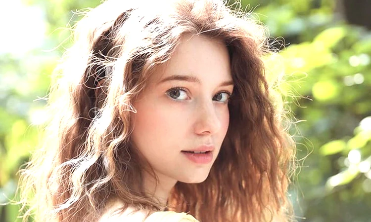 Ngắm vẻ đẹp của “búp bê sống Đông Âu” bị "cấm" phẫu thuật thẩm mỹ