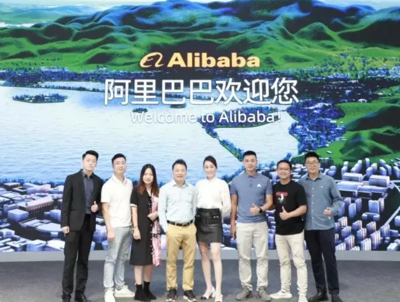 Giữa tin đồn nghỉ hưu sớm, Shark Bình hạnh phúc bên Phương Oanh