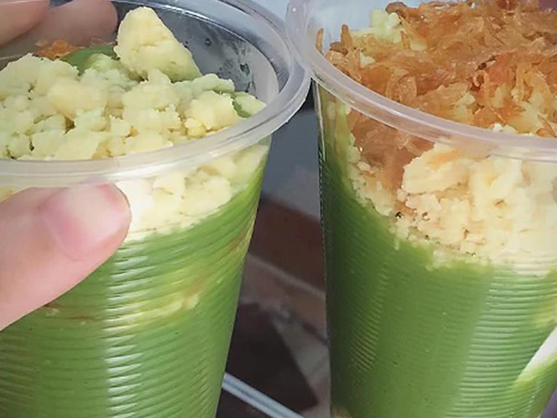 Video: Độc đáo món bánh đúc sốt Thanh Hoá có màu xanh lạ mắt