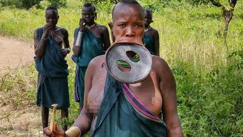 Video: Kỳ dị bộ tộc nơi mà phụ nữ làm đẹp bằng cách gắn đĩa vào môi