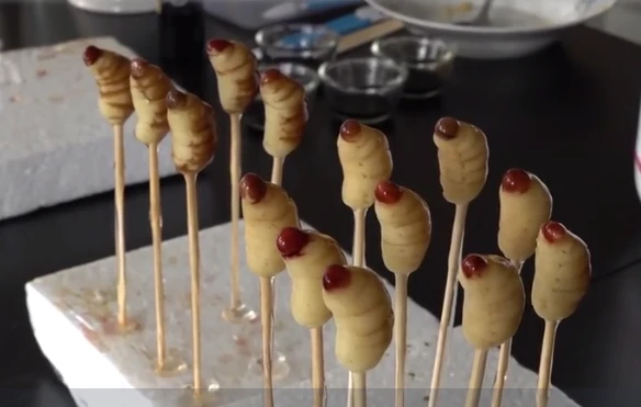 Thích thú với kẹo ấu trùng bọ cánh cứng được tạo hình siêu thực