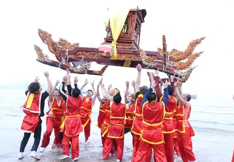 Mãn nhãn màn “rước kiệu bay” tại ngôi đền nổi tiếng nhất xứ Nghệ