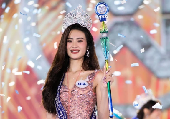 Xôn xao clip Hoa hậu Ý Nhi lên đồ sang chảnh đi dự tiệc sinh nhật