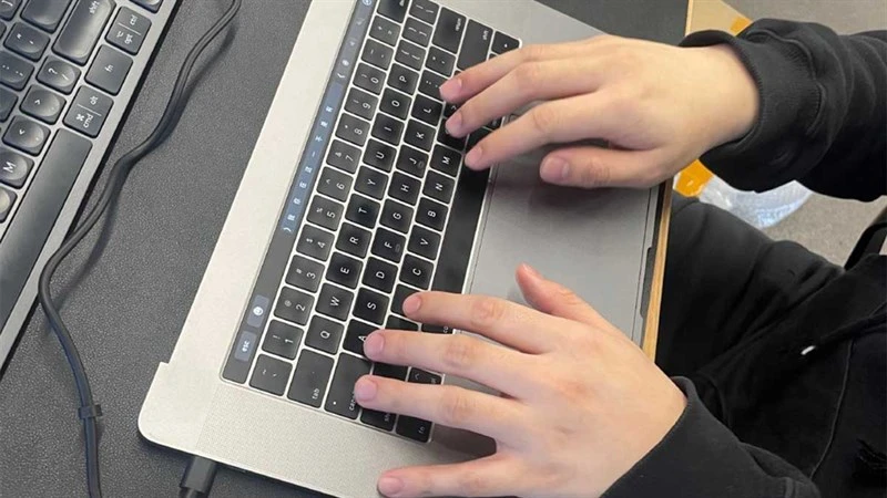 Video: Nở rộ trào lưu “tháo bỏ màn hình Macbook”