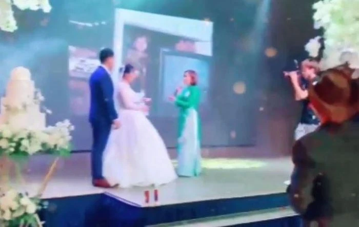 Xúc động người mẹ hát “Nhật ký của mẹ” trong đám cưới con gái