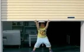 Quảng Ninh: Đau lòng bé trai 11 tuổi thiệt mạng vì bị cửa cuốn đè