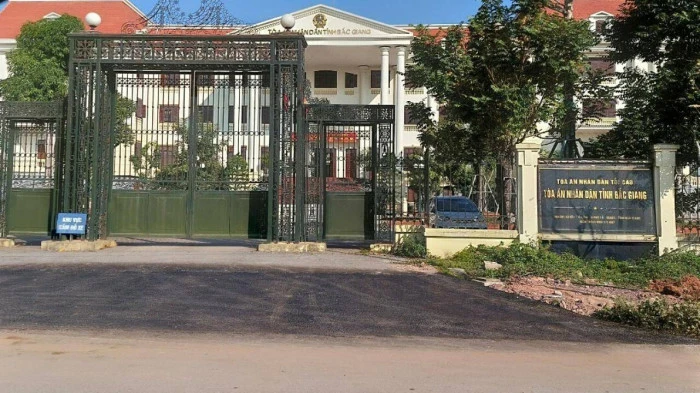 Bắc Giang: Mang xăng đốt tại trụ sở toà án tỉnh, cụ ông nguy kịch