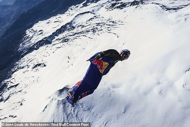 Video: Người đầu tiên trên thế giới bay vào “ngôi nhà của quỷ“