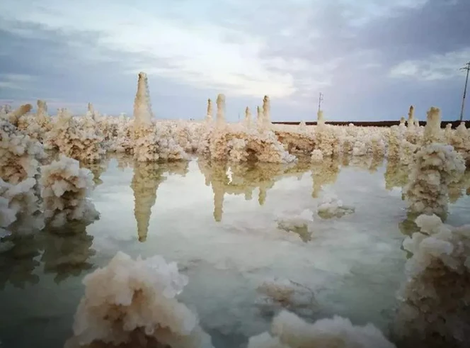 Video: Cận cảnh hồ muối “khủng” luôn có quân đội túc trực ngày đêm