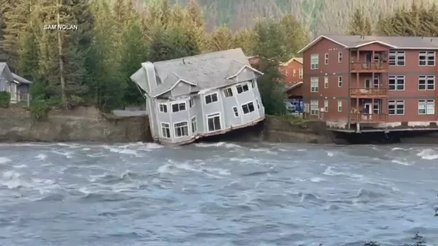 Mỹ: Lũ lụt nghiêm trọng, cả ngôi nhà rơi xuống sông như trong phim