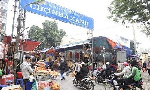 Mặc cả khi mua hàng, nữ sinh bị chủ shop chợ Nhà Xanh hành hung