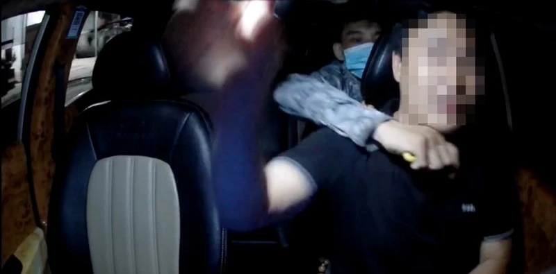 Cứa cổ lái xe taxi để cướp tài sản, nghi phạm bị bắt sau 7 giờ gây án