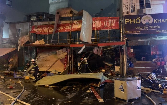 Cận cảnh dư trấn của vụ nổ lớn tại Hồ Tùng Mậu tối 27/12