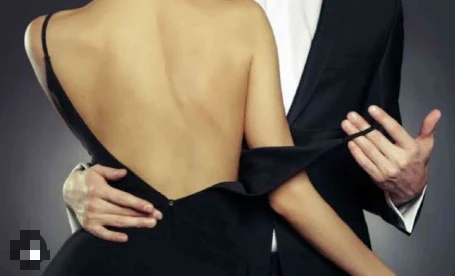 Lén đặt định vị trên xe, bắt tại trận vợ và sếp đang “mây mưa”