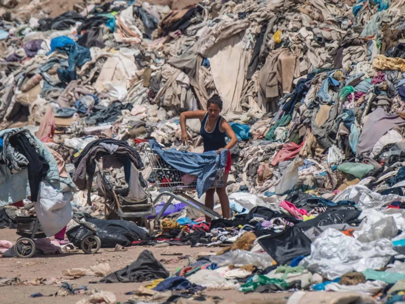 Video: Kinh hoàng “nghĩa địa quần áo khổng lồ” giữa sa mạc