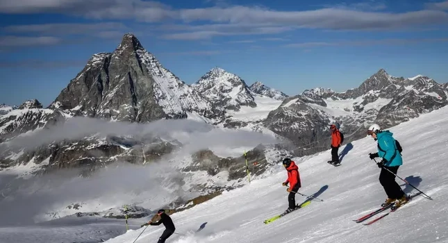 Video: Băng trên dãy Alps tan nhanh làm thay đổi cả đường biến giới