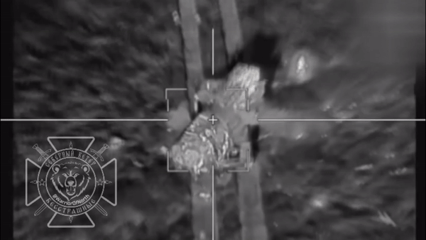 Đòn đánh chính xác từ UAV tự sát Lancet đã khiến tổ hợp phòng không của Ukraine nổ tung. Theo TWZ, AFP, Reuters.