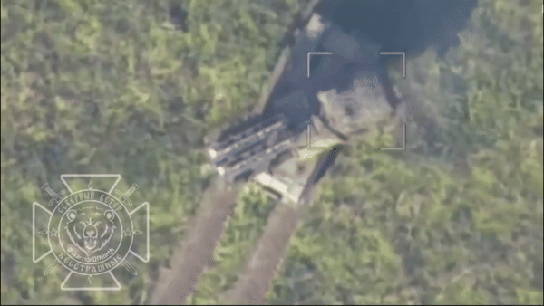 Đòn tập kích được thực hiện bởi UAV tự sát Lancet, loại vũ khí đáng sợ trong xung đột Đông Âu. Theo TWZ, AFP, Reuters.