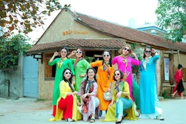 Người Việt chi 41,5 tỷ đồng để mua áo dài online