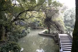 Kỳ lạ ngôi làng có cái ao không bao giờ vơi nước