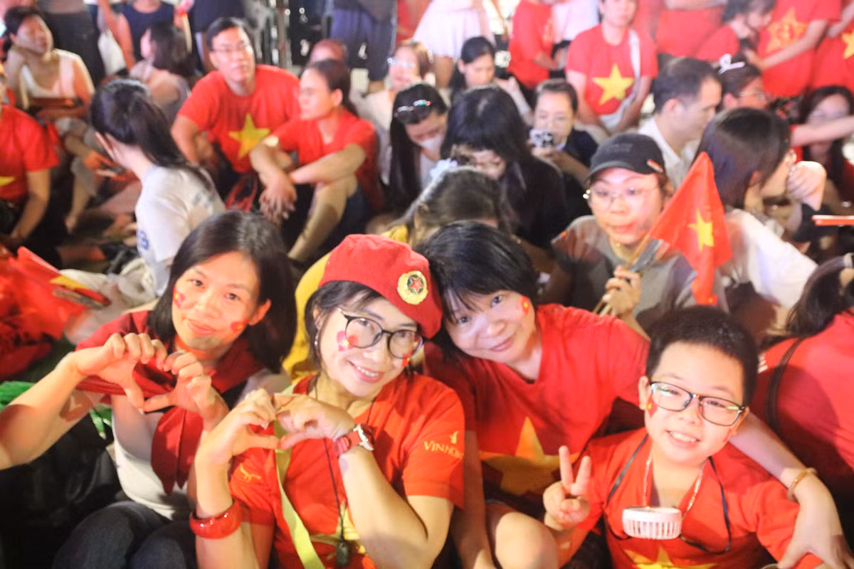 Dù phải chờ đợi lâu, và đi bộ quãng đường xa, nhưng niềm vui, hạnh phúc vẫn tràn ngập trên gương mặt người dân Thủ đô.