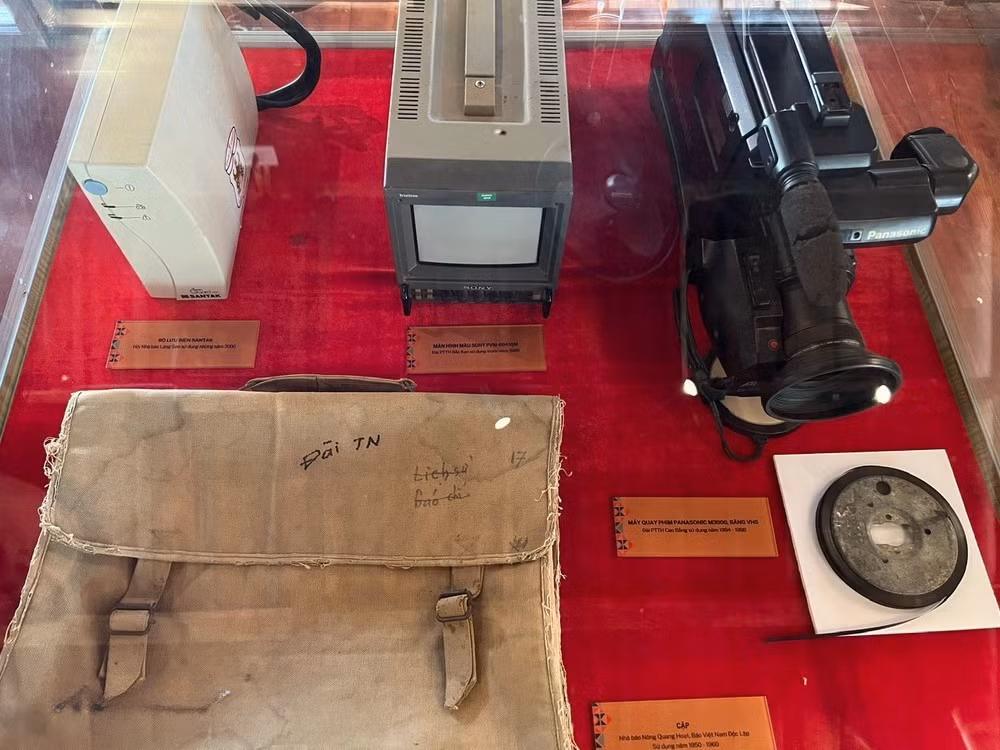 Lớp Huỳnh Thúc Kháng đã cho chúng ta những bí quyết của người cầm bút, nhưng muốn trở thành những nhà văn, nhà báo sắc sảo, chúng ta cần phải vác bút đi thực nghiệm trong trường đời, nhât là thực nghiệm ngay trong những tòa báo hiện có”, nhà báo Xuân Thủy nhận định.