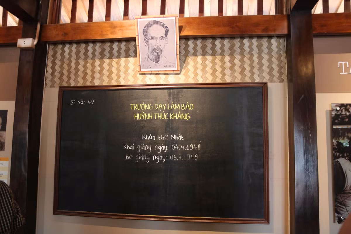 Đó là thế hệ nhà báo được “đào tạo giữa lửa đạn”, không qua trường lớp chính quy, nhưng bằng bản lĩnh, tư duy, kỹ năng và phẩm chất chính trị vững vàng, họ đã làm nên một thời kỳ báo chí oanh liệt, đầy tự hào trong lịch sử cách mạng Việt Nam. Ảnh: Lớp dạy làm báo đầu tiên được tái hiện lại.