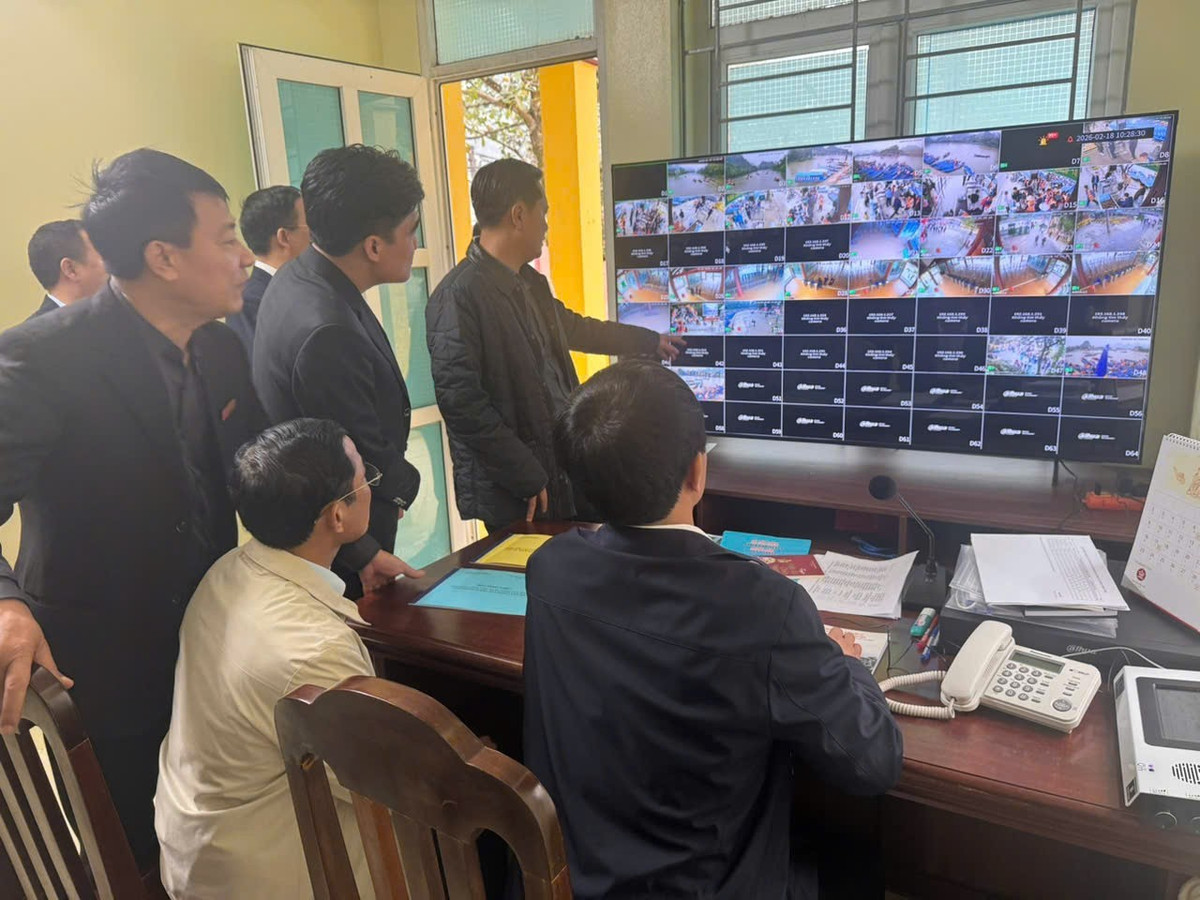 Lãnh đạo xã Hương Sơn kiểm tra camera AI phục vụ lễ hội