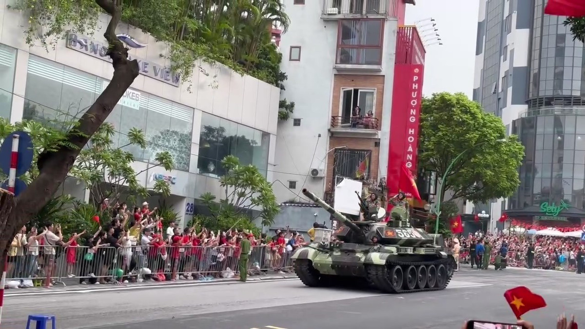 Tiếng động cơ dội vang khi đoàn xe tiến vào trung tâm. Người dân giương cao cờ, hoa, ánh mắt rạng ngời theo nhịp chuyển động của đoàn quân thép.