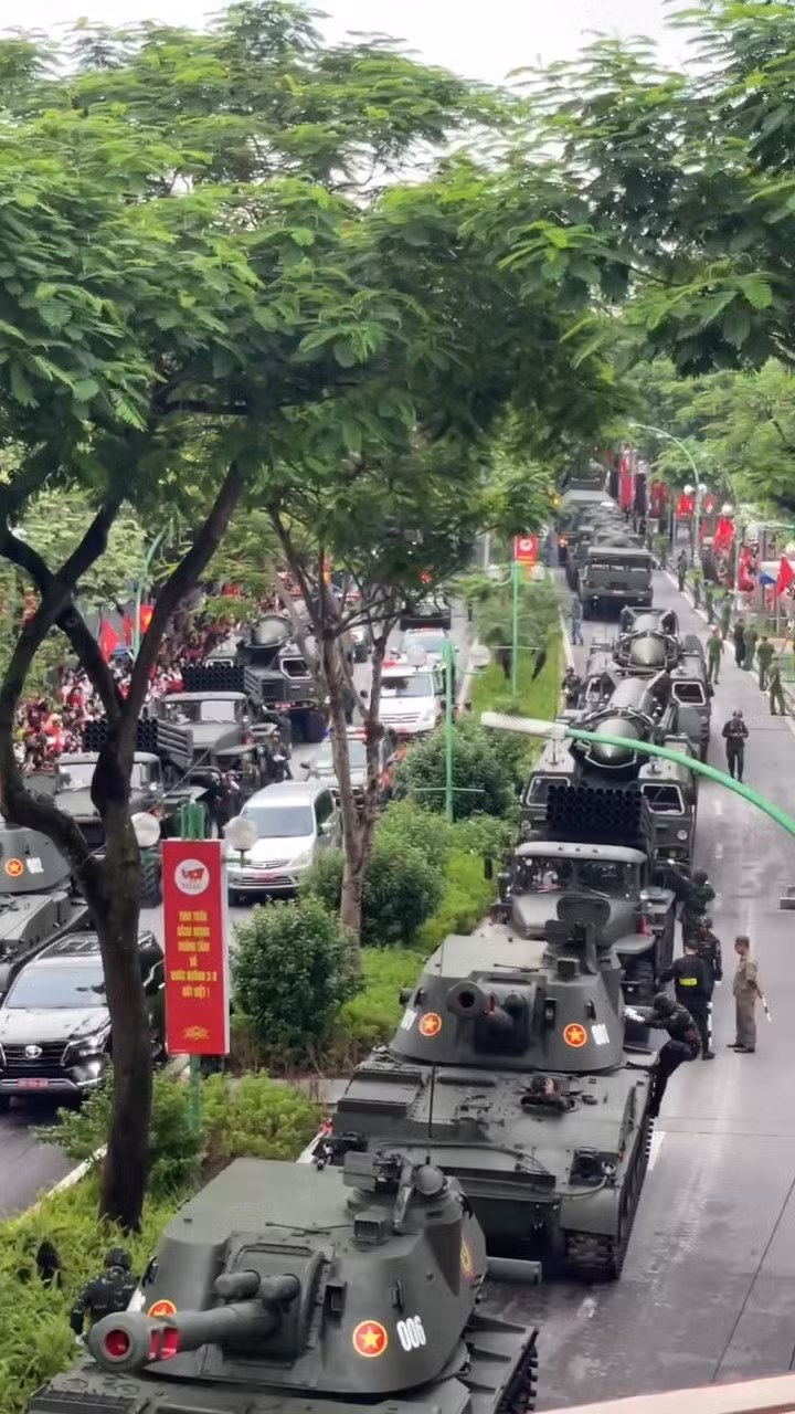 Ánh sáng từ đèn đường và khí tài hòa quyện, tạo nên cảnh tượng lung linh, vừa hiện đại vừa trang nghiêm.