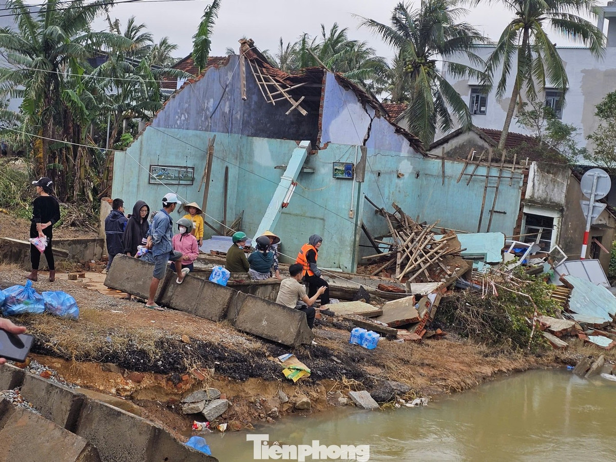 Một ngôi nhà tan hoang sau lũ ở Đắk Lắk. (Ảnh: Huỳnh Thuỷ).