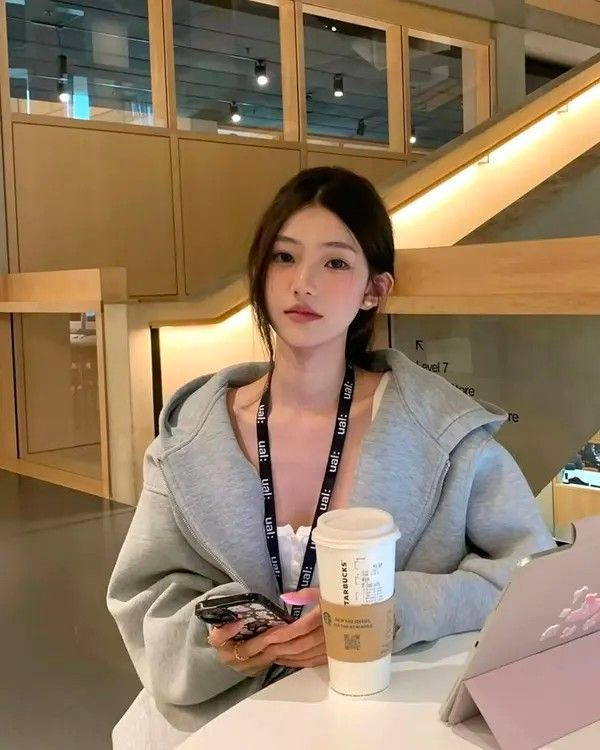 Trong cuộc sống hiện đại, chỉ số thông minh cảm xúc (EQ) ngày càng được nhắc đến như một yếu tố quan trọng không kém trí tuệ logic