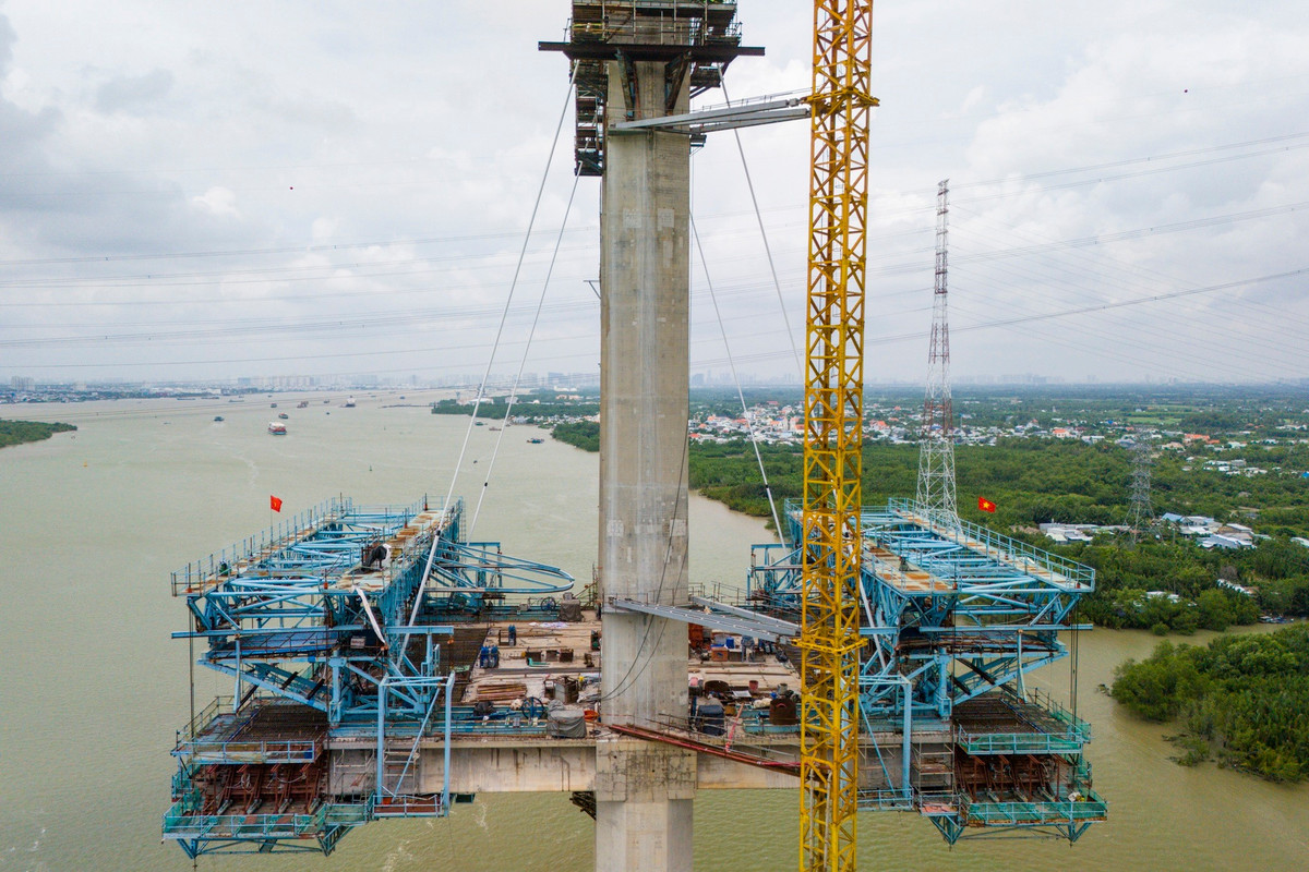 So với hình ảnh được ghi nhận cách đây hơn 3 tháng, đến nay trụ P16 phía Nhơn Trạch (Đồng Nai) đã vươn lên với 6 bó cáp dây văng, đánh dấu bước tiến quan trọng trên công trường