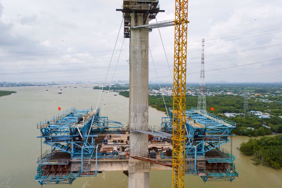 So với hình ảnh được ghi nhận cách đây hơn 3 tháng, đến nay trụ P16 phía Nhơn Trạch (Đồng Nai) đã vươn lên với 6 bó cáp dây văng, đánh dấu bước tiến quan trọng trên công trường