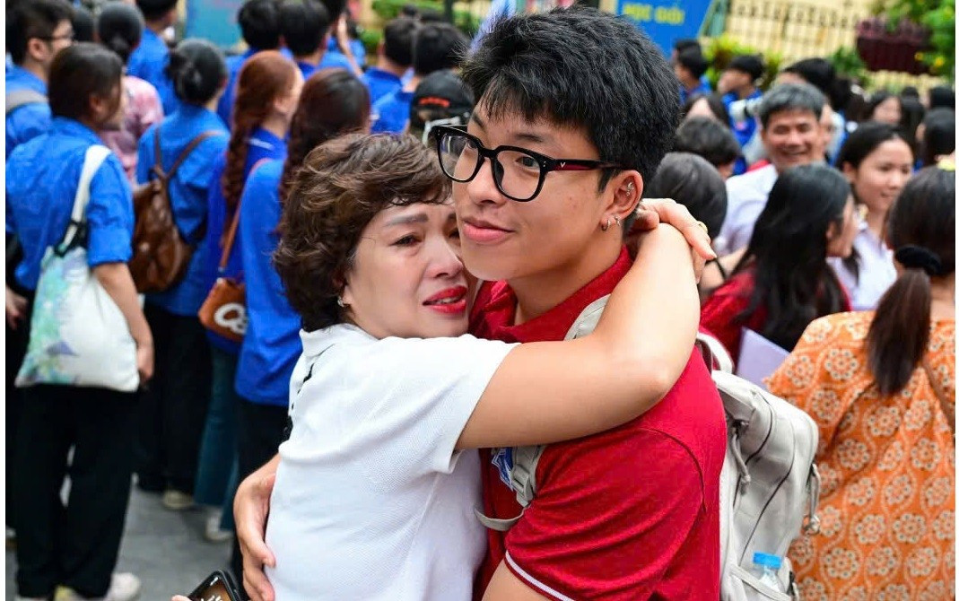Vòng tay ôm động viên, Kỳ thi tốt nghiệp THPT năm 2025. Ảnh: Minh Sơn/CP. thi-truot.jpg