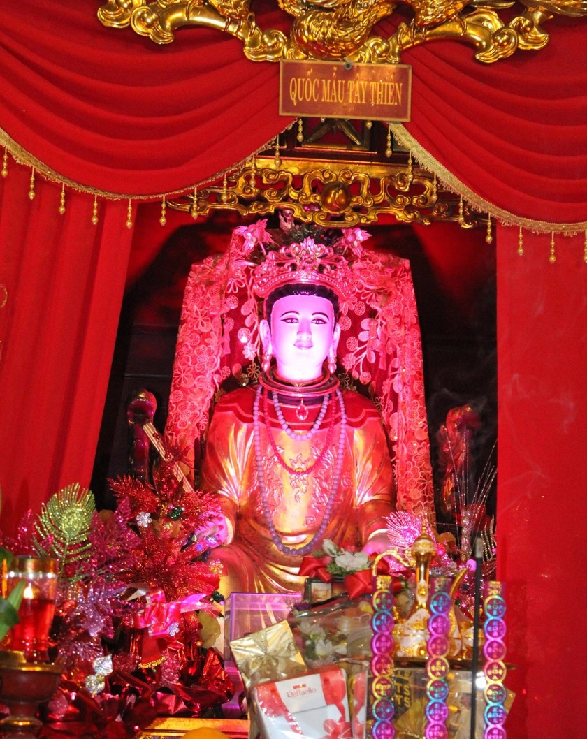 Tây Thiên Quốc Mẫu ở đền Thượng Tây Thiên.