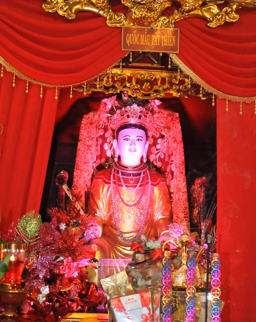 Tây Thiên Quốc Mẫu ở đền Thượng Tây Thiên.