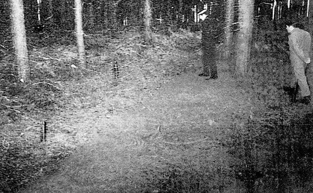 Cảnh sát Brian Cresswell thuộc Sở cảnh sát Suffolk đang kiểm tra một tam giác các dấu hiệu cùng với Đại úy Mike Verrano trong Rừng Rendlesham sau khi trời sáng vào ngày 26/12 /1980.