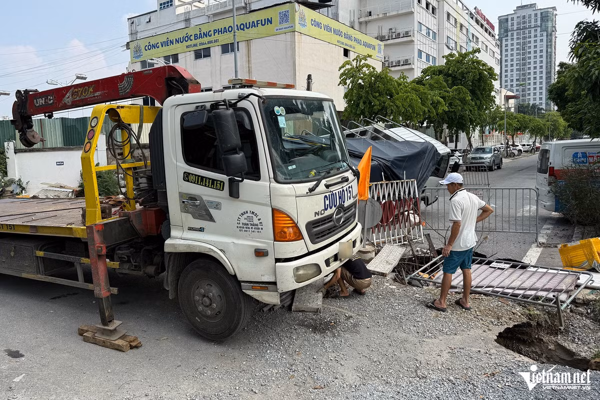 Trung tá Phạm Văn Chiến - Đội trưởng Đội CSGT đường bộ số 6 (Phòng CSGT Công an Hà Nội) cho biết, nhận thông tin ô tô tải gặp nạn, đơn vị đã cử cán bộ, chiến sĩ ra hiện trường để giải quyết.