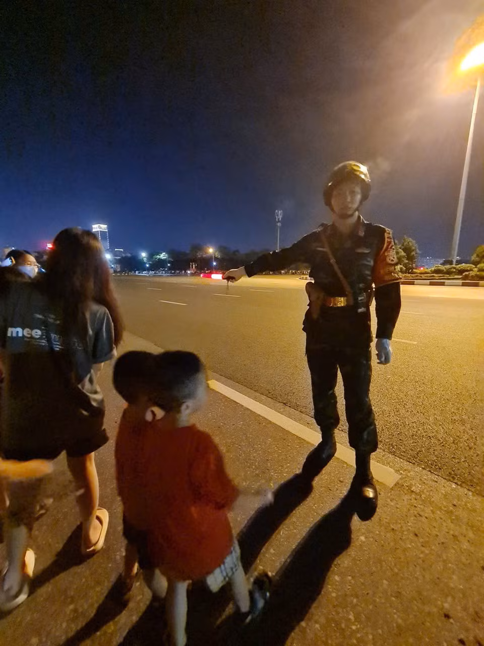 Lực lượng an ninh liên tục nhắc nhở người dân không tràn ra đường.