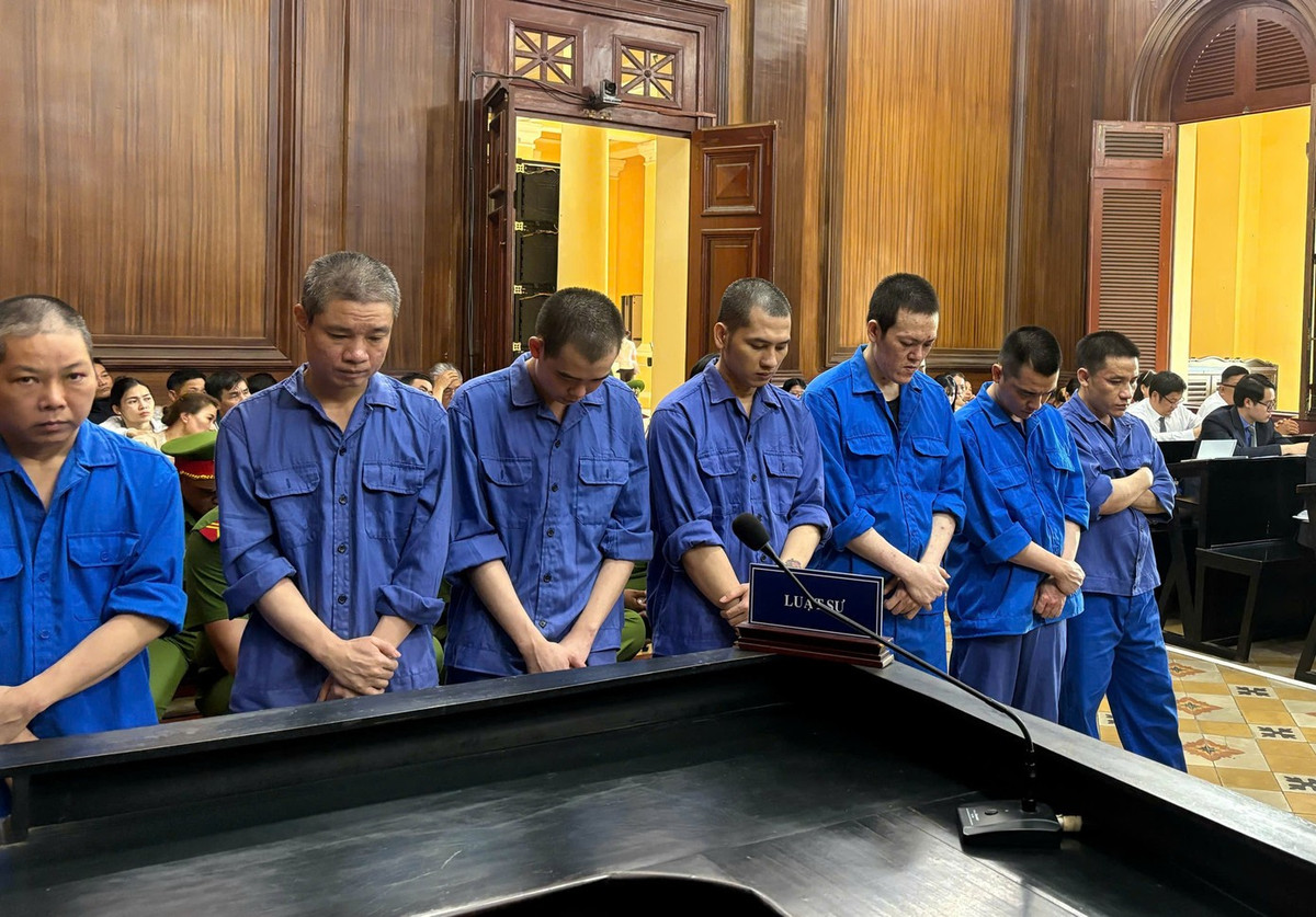 Các bị cáo tại phiên tòa ngày 25/11.