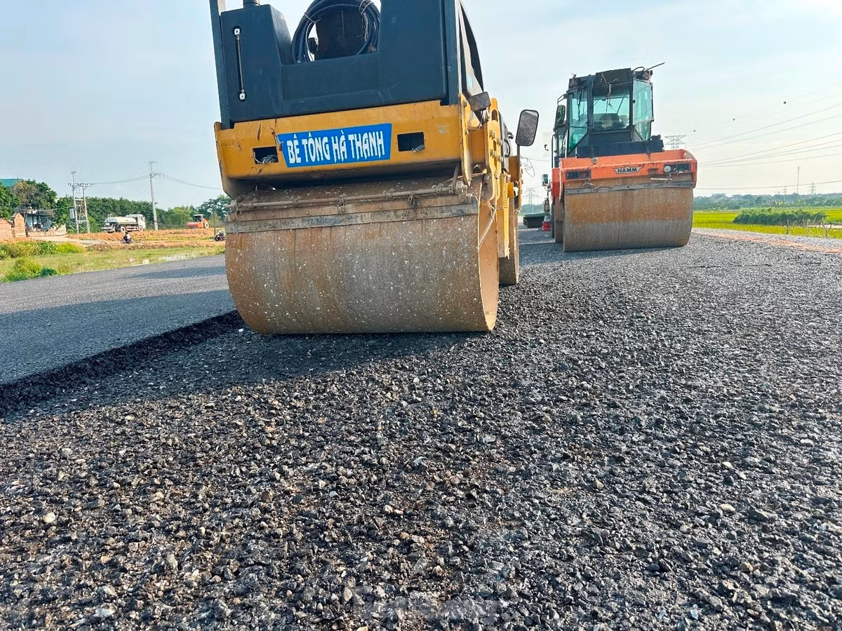 Dự án đường song hành có 4 gói thầu (XL8, XL9, XL10, XL11) với tổng chiều dài hơn 50 km (đường kép, 2 chiều) nhưng hiện cả 4 gói thầu đều đang vướng về mặt bằng.