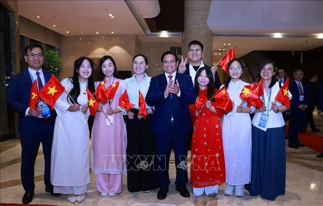 Cộng đồng người Việt Nam tại Thiên Tân đón Thủ tướng Phạm Minh Chính sang tham dự Hội nghị Thượng đỉnh Tổ chức Hợp tác Thượng Hải (SCO) 2025. Ảnh: Dương Giang/TTXVN