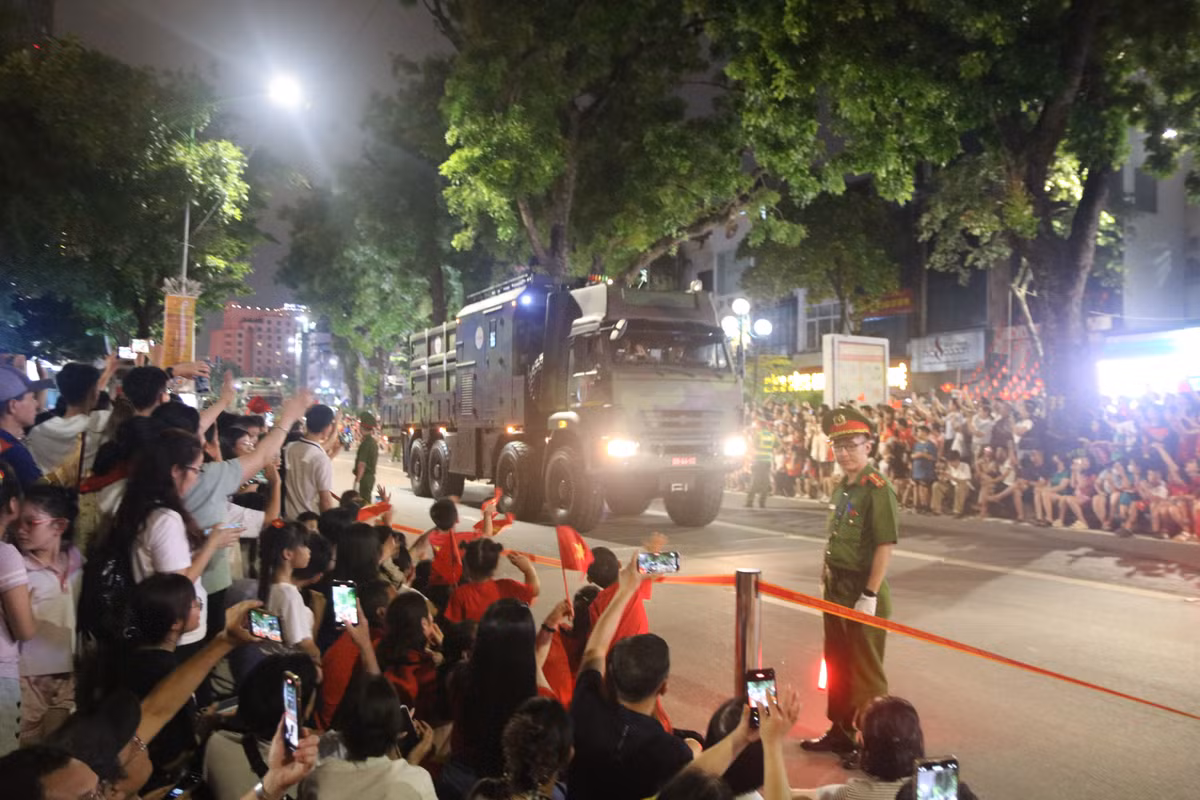 Hơn 16.300 chiến sĩ Quân đội, Công an tiếp tục tổng hợp luyện diễu binh, diễu hành lần hai chuẩn bị cho đại lễ kỷ niệm 80 năm Quốc khánh 2/9.